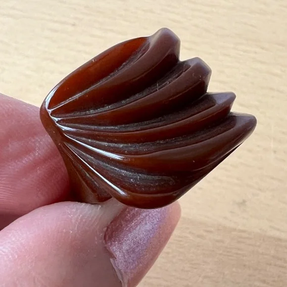 VINTAGE BAKELITE CARVED WAIVE RING CHOCOLATE BROWN ONE OF A  display picture 1